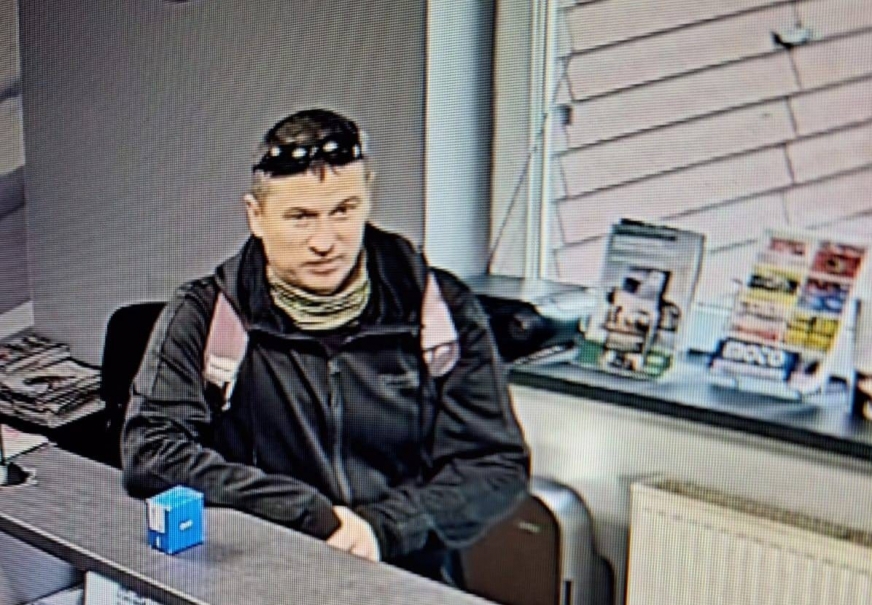 Nowe zdjęcia z najbardziej aktualnym wizerunkiem ściganego listem gończym 44-letniego Grzegorza Borysa udostępniła Pomorska Policja.