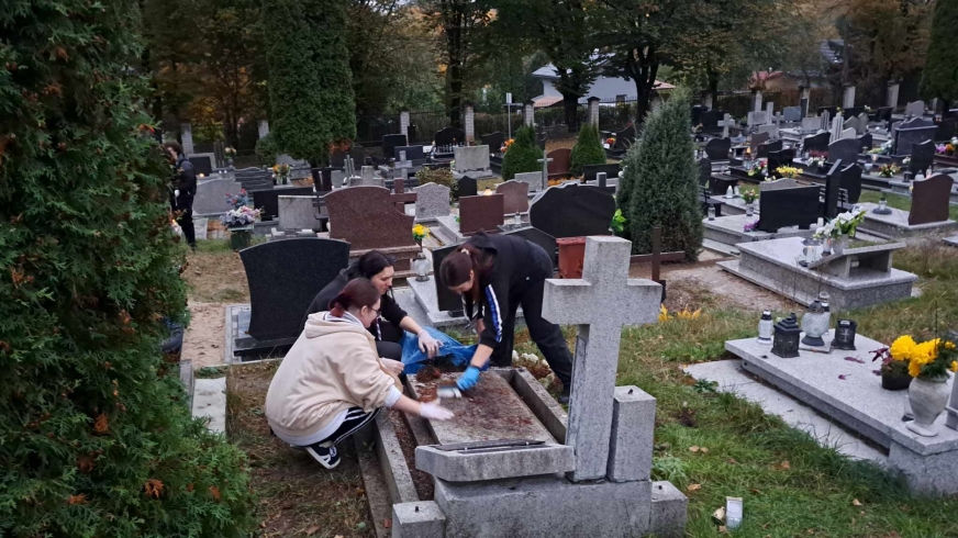 Chcą budzić i zachować pamięć o osobach, które kiedyś żyły wśród nas. Harcerze iławskiego hufca przeprowadzili tę świąteczną akcję na kilku lokalnych cmentarzach.
