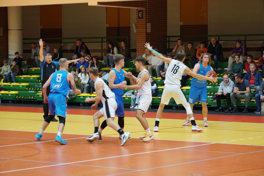 Koszykarze Orki Iława (niebieskie stroje), tu akurat w trakcie meczu z Politechniką Gdańską