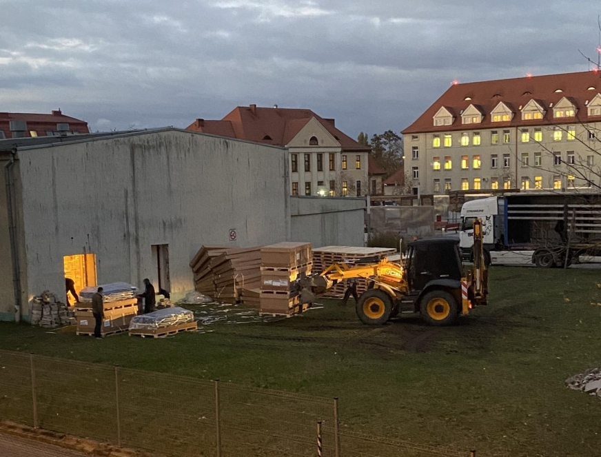 Poniedziałkowy rozładunek sprzętu przy sali przy ul. Asnyka w Iławie