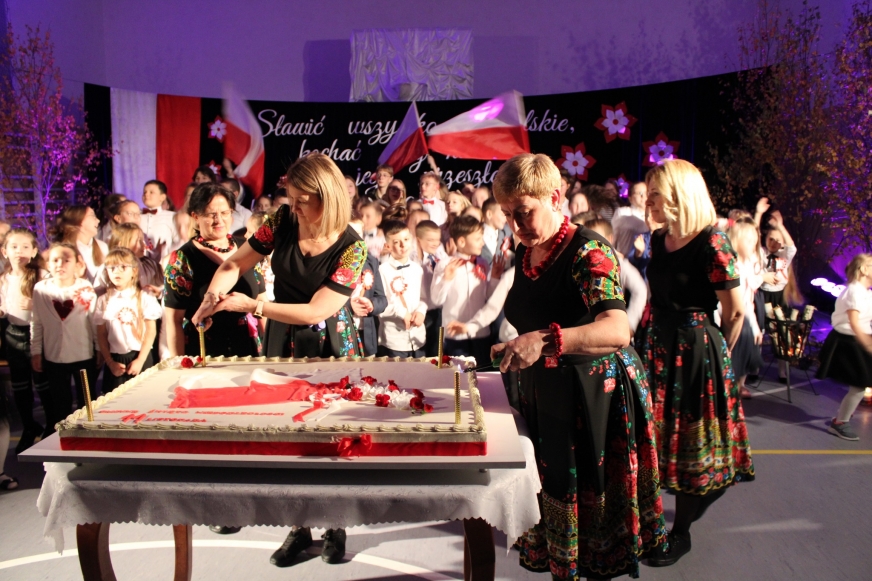 Wielki biało-czerwony tort dla uczczenia 105. rocznicy odzyskania przez Polskę niepodległości w Gminie Lubawa.