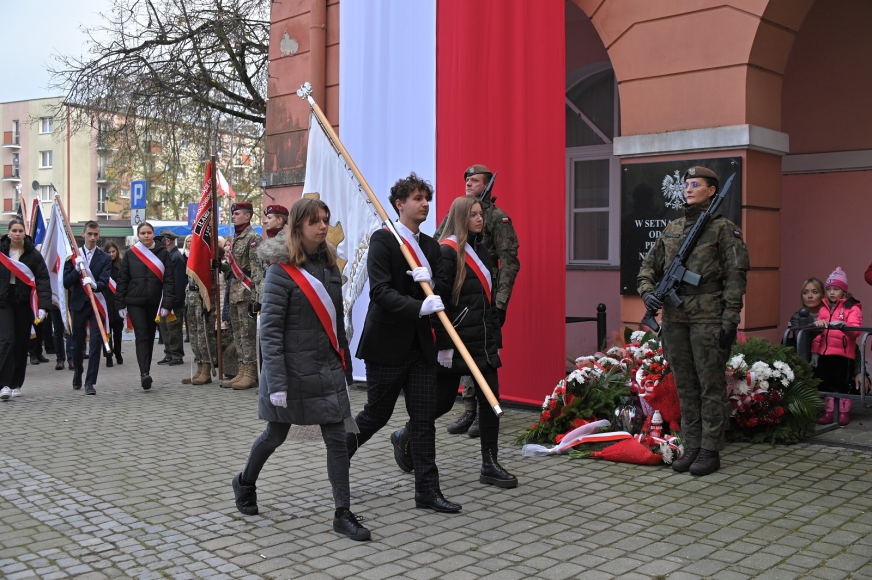 Iława. Na placu przed ratuszem odbyły się oficjalne uroczystości upamiętniające odzyskanie przez Polskę niepodległości 105 lat temu.