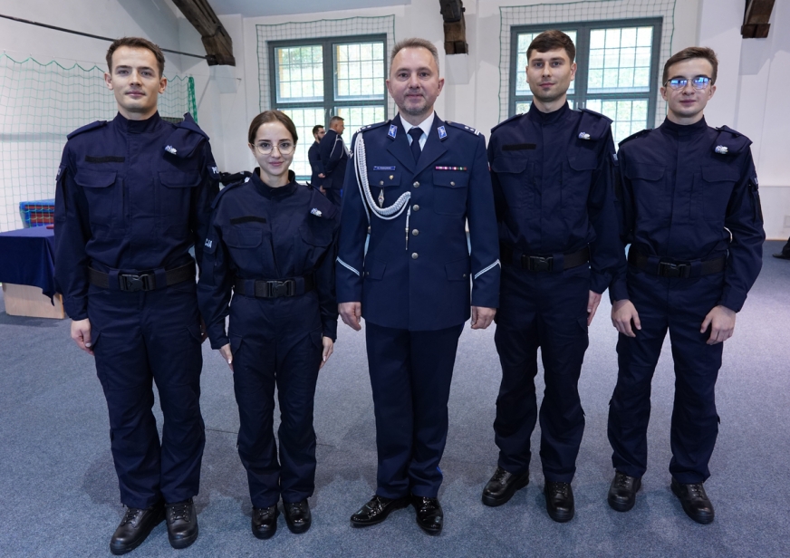 Nowo przyjęci do służby w powiecie iławskim policjanci z szefem iławskiej policji mł. insp. Waldemarem Pankowskim.