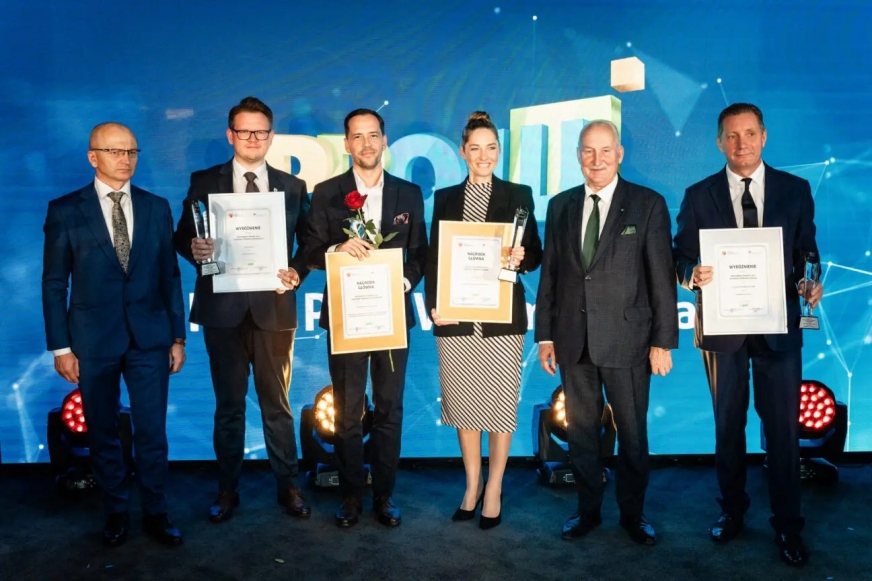 Nagrodę w imieniu Powiatowego Urzędu Pracy w Iławie odebrał zastępca dyrektora Michał Młotek (trzeci z lewej), który koordynował realizację „Kadr nowoczesnej gospodarki”.