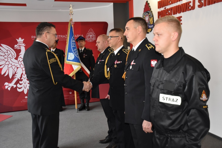 W sposób szczególny został doceniony iławski strażak Błażej Matysiak (na zdjęciu drugi po prawej) - za interwencję, jaką podjął w czasie wolnym od służby w miniony poniedziałek.