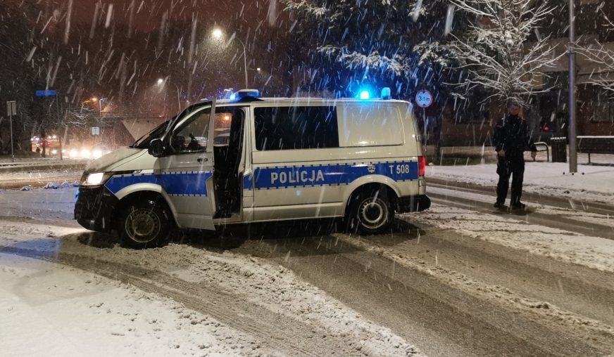 W Iławie podczas śnieżycy policjanci zatrzymali kompletnie pijanego kierowcę, który do tego prowadził 