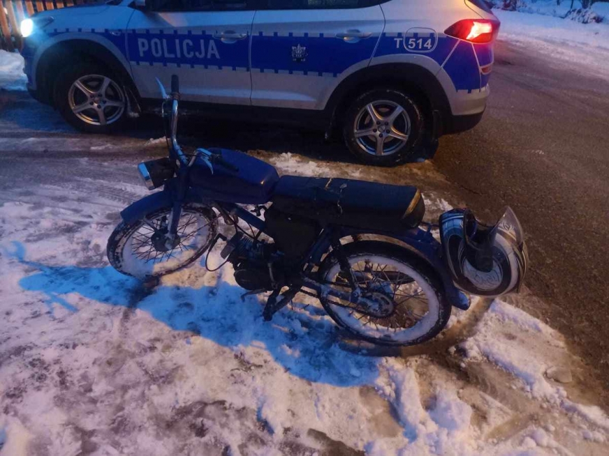 16-letni mieszkaniec gminy Kisielice jeździł motorowerem, nie posiadając do tego uprawnień. Do tego w trakcie dalszych czynności policjanci ustalili, że pojazd jest niedopuszczony do ruchu i nie ma obowiązkowego ubezpieczenia OC. 