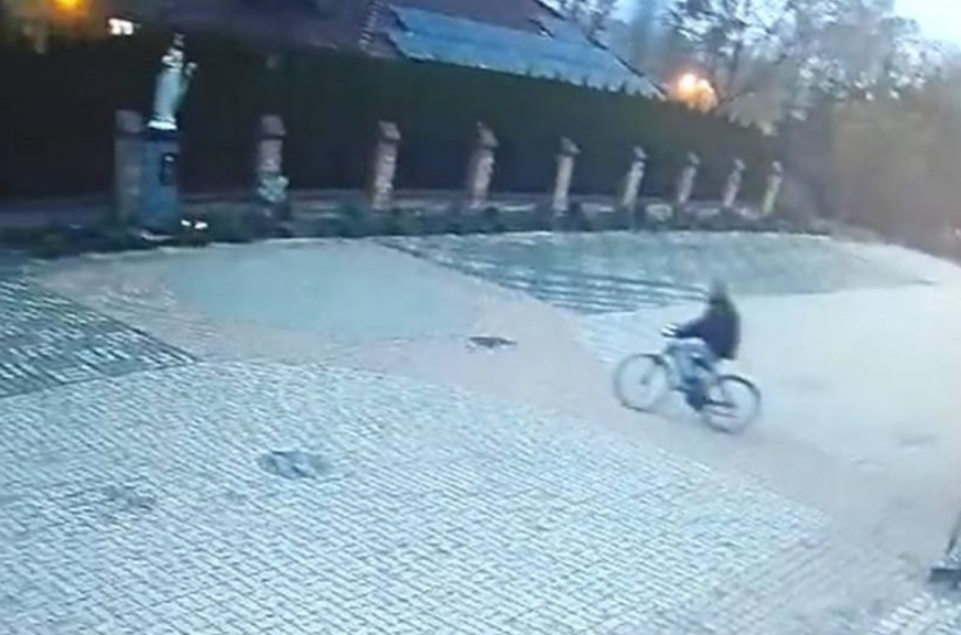 Sprawca ucieka skradzionym rowerem - kadr z monitoringu.