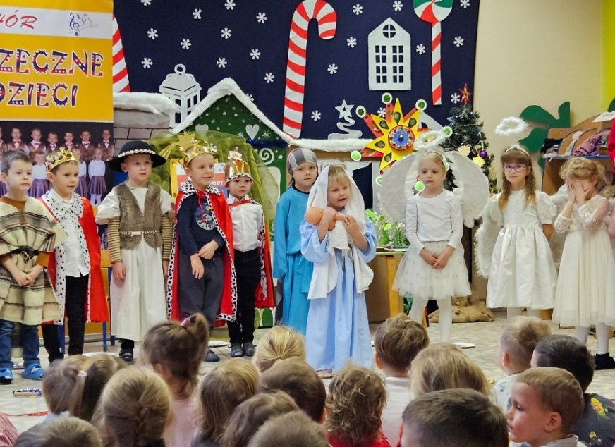 Przebrane za kolędników, dzieci zaśpiewały najpiękniejsze polskie kolędy i świąteczne piosenki we własnych aranżacjach chóru. Dostarczyły wiele radości i wzruszeń!