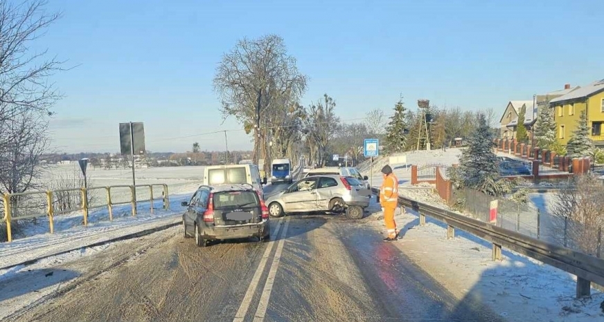 Stłuczka z udziałem aż trzech aut na lokalnym odcinku trasy wojewódzkiej pomiędzy Iławą a Suszem.