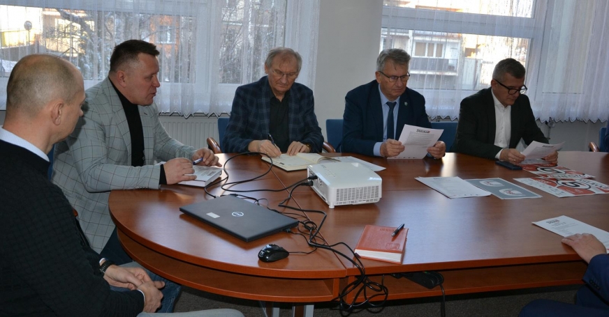 Dzisiaj w siedzibie starostwa powiatowego w Iławie odbyło się spotkanie organizacyjne, podczas którego omówiono szczegóły biegu przełajowego Zasuwaj! w 2024 roku