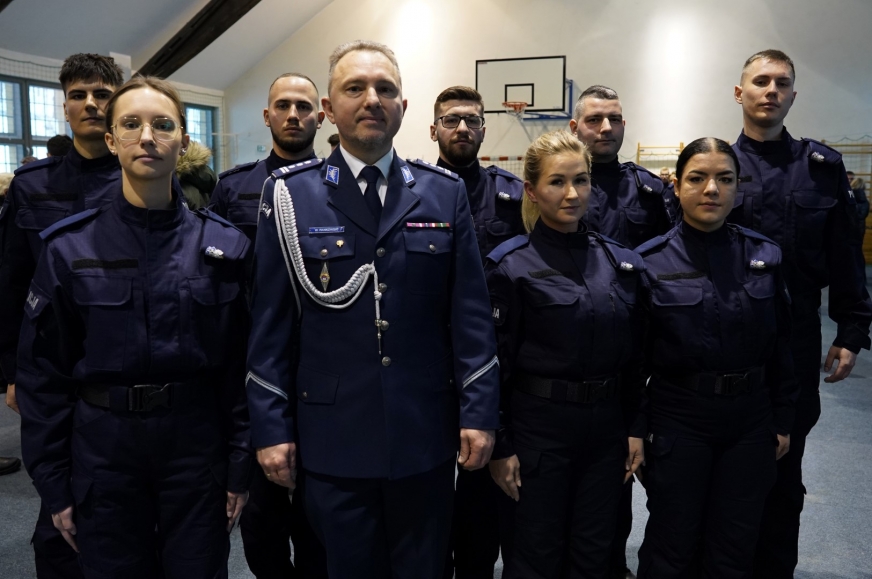 Na zdjęciu szef iławskiej policji insp. Waldemar Pankowski, wraz z nowo przyjętymi do służby w naszym powiecie policjantami.