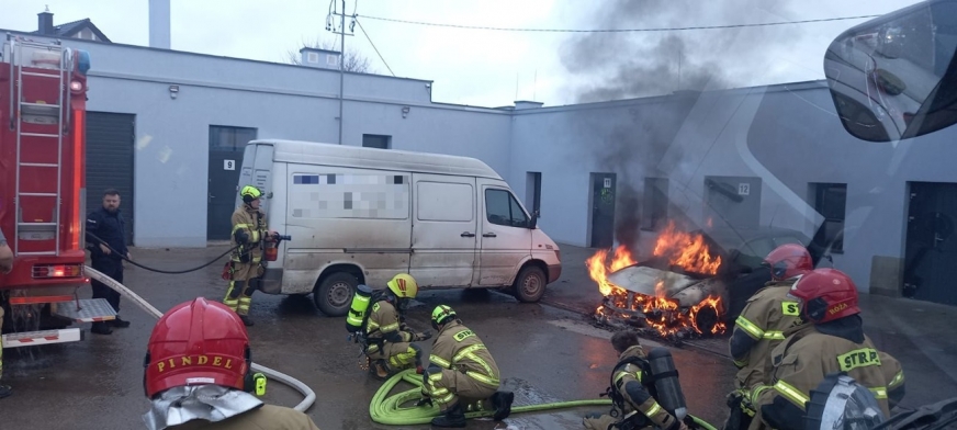 Do bardzo niefortunnego zdarzenia doszło dziś w Zakładzie Usług Komunalnych w Suszu, gdzie spłonęło auto należące do jednego z klientów. Gminna spółka reaguje.