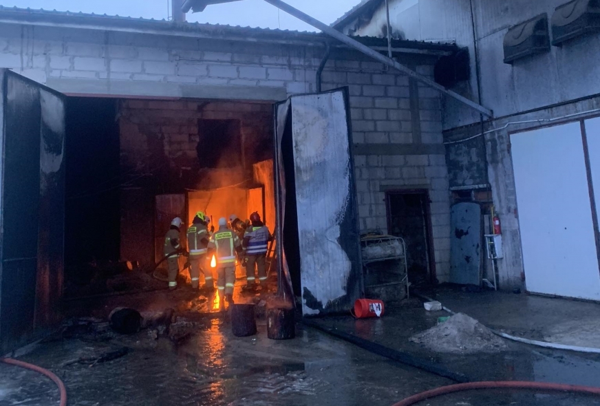 Do walki z żywiołem zadysponowano aż 7 zastępów straży. Duży pożar wybuchł w Radomnie.
