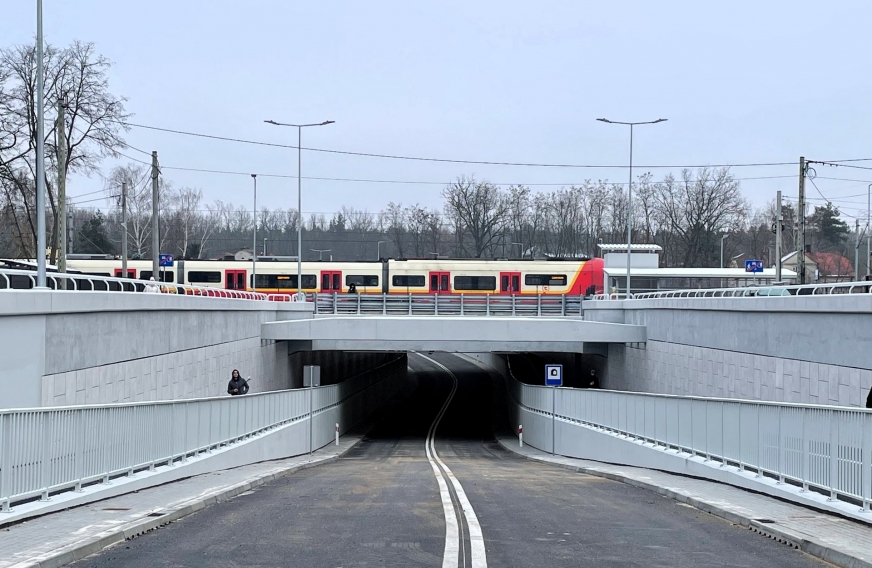 Tunel pod linią kolejową oddano ostatnio do użytku w Sulejówku, gdzie na al. Marszałka Józefa Piłsudskiego krzyżują się droga wojewódzka 638 i linia kolejowa Warszawa-Terespol. Tutaj inwestycję zrealizowała spółka PKP PKL przy współpracy z Województwem Mazowieckim i Miastem Sulejówek.