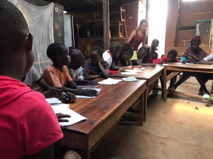 Klaudia Barańska codziennie prowadziła zajęcia w dwóch miejscach: pierwsze oferowało darmową naukę dzieciom w różnym wieku - w Ugandzie szkoły są płatne