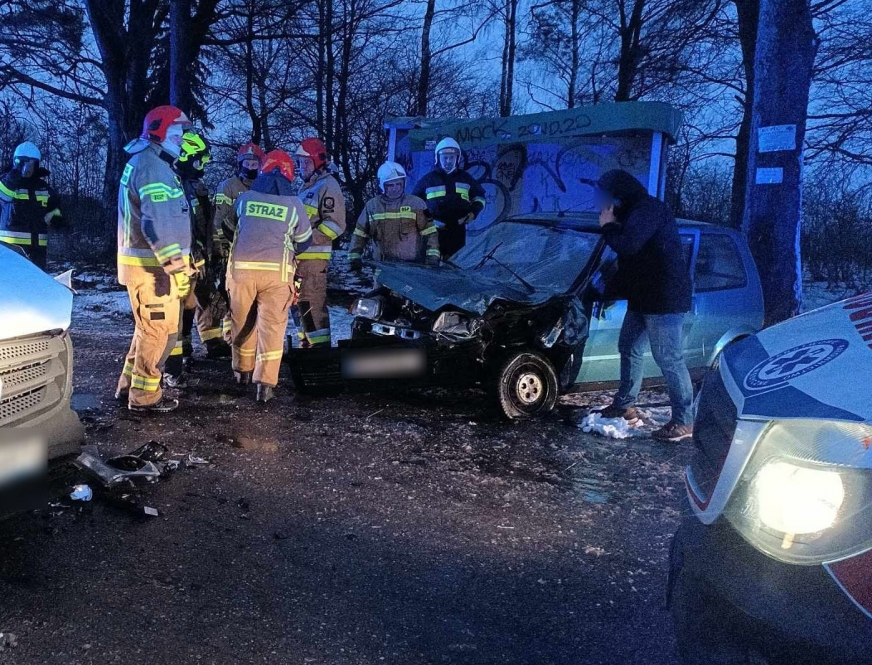 W Ławicach, na powiatowej drodze, zderzyły się auto osobowe i bus.