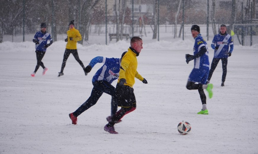 Sztuczne boisko stadionu w Iławie w zimę ma powodzenie, zwłaszcza w weekendy
