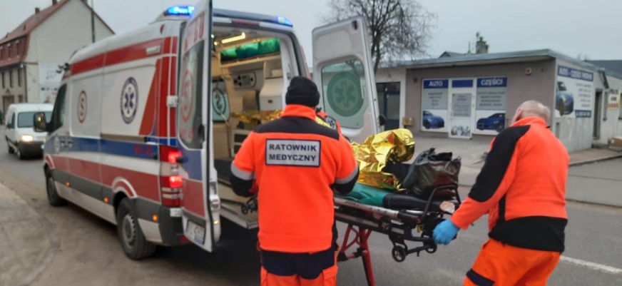 Interwencja ratowników medycznych przy Zakładzie Karnym w Iławie. Wcześniej zareagowali świadkowie.