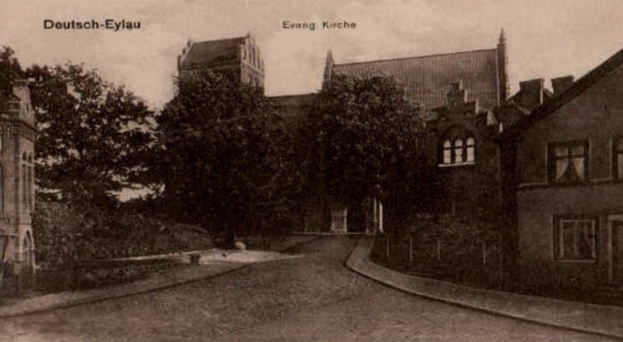 Widok na ulicę Kościelną na archiwalnym zdjęciu.