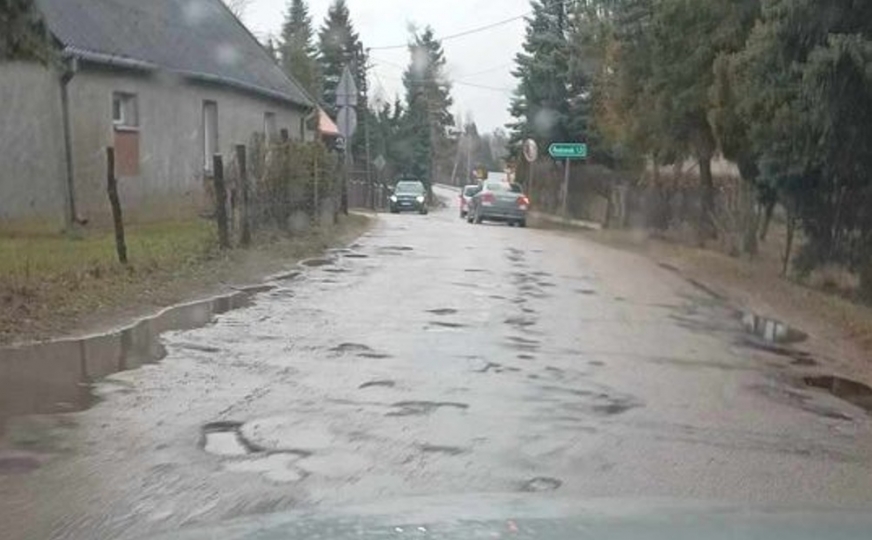 Droga na odcinku Wikielec - granica powiatu prosi się o remont.