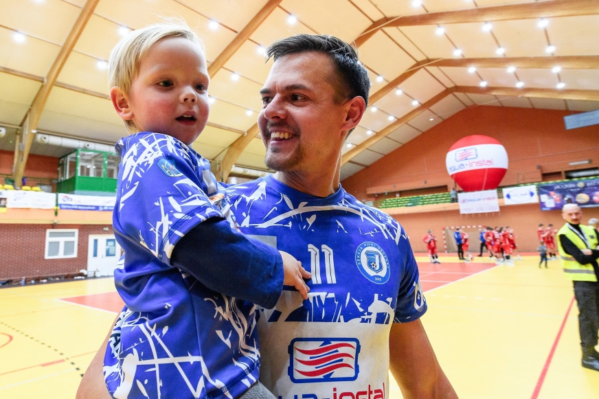 Kamil Krieger, grający trener drużyny piłki ręcznej Aqua-Instal Jeziorak Iława, z synem Antonim