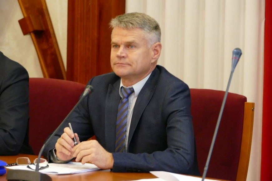 Marek Borkowski za stołem prezydialnym Rady Powiatu Iławskiego. Przewodniczącym tej rady był od 2018 do 2023 roku.