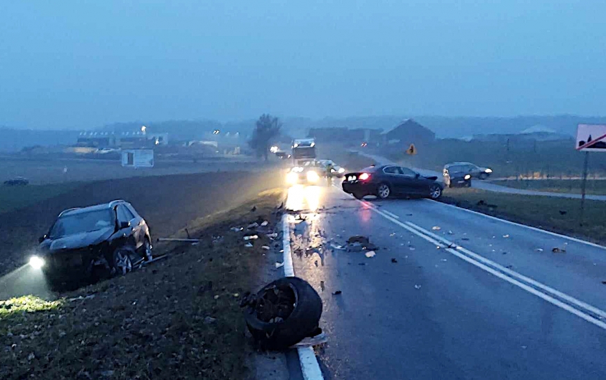 Na łuku drogi prowadzone przez ciężarną 30-latkę BMW wyniosło na drugi pas ruchu, gdzie zderzyła się z jadącym z naprzeciwka mercedesem, wynika z policyjnych ustaleń na temat przyczyny wczorajszego wypadku na DK16 w Stradomnie pod Iławą.