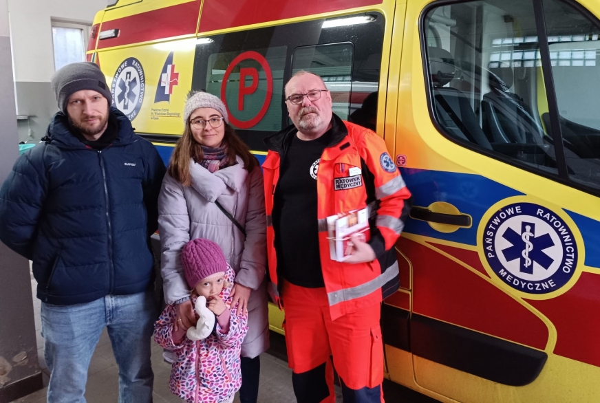 Rodzina małej Alicji i jeden z ratowników medycznych, który 10 lutego udzielił dziewczynce pomocy.
