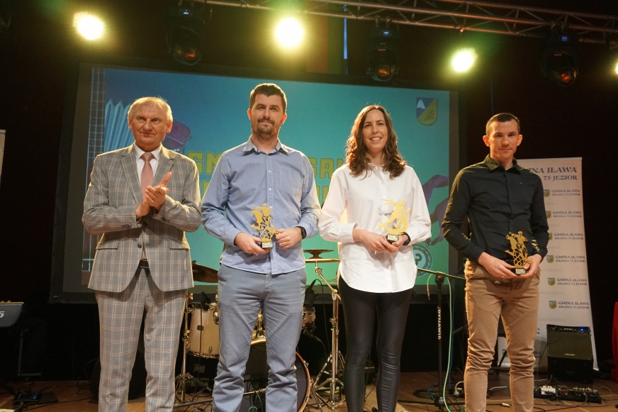 Od lewej: wójt gminy Iława Krzysztof Harmaciński oraz Damian Jarzembowski (piłka nożna), Aneta Ostanek (lekkoatletyka) i Piotr Kacperek (piłka nożna) - nagrodzeni w kategorii Trener Roku