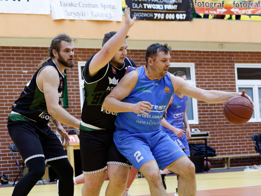 Koszykarze Orki Iława (przy piłce Krzysztof Mądry z tej drużyny) w niedzielę na swoim parkiecie zagrają z Kolejarzem Chojnice