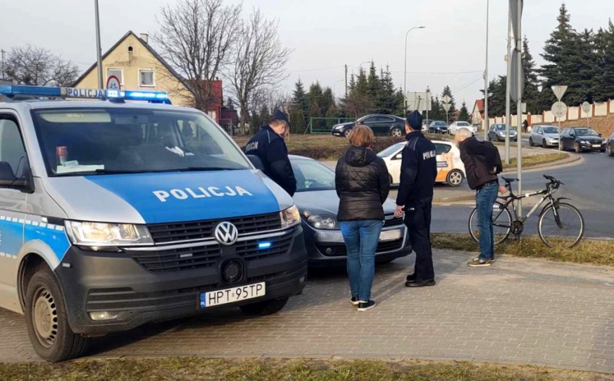 Rowerzysta potrącony na przejeździe w Iławie; policja nie pozostawia wątpliwości, kto zawinił.