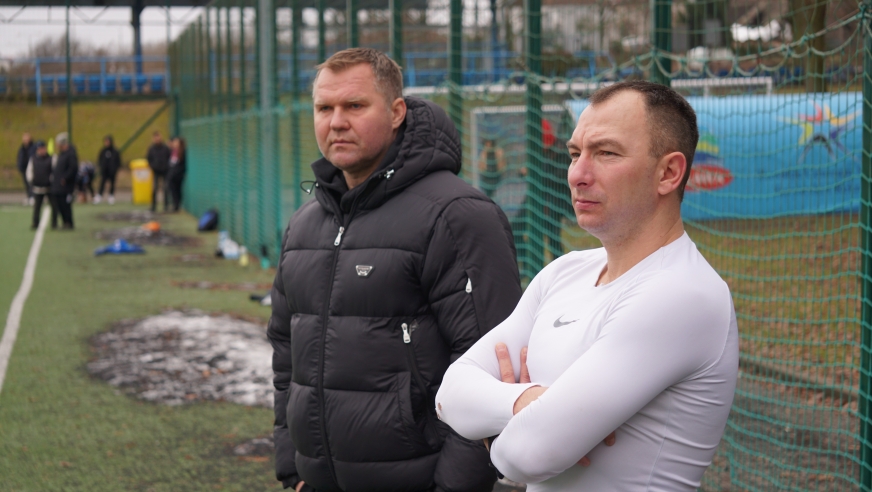 Unia Susz w ten weekend wznawia rozgrywki ligowe, na zdjęciu trener Piotr Dymowski (z lewej) oraz napastnik Krystian Staniec