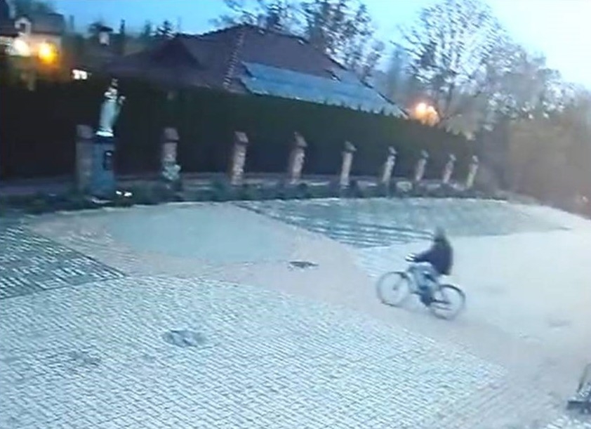 Kadr z monitoringu - sprawca ucieka skradzionym rowerem.