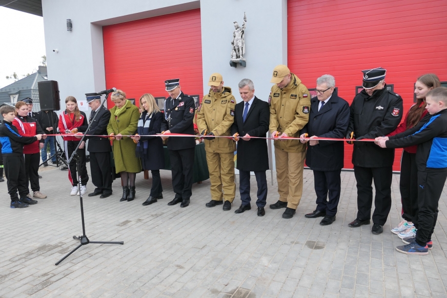 Nowa strażnica w Ząbrowie - oficjalnie otwarta. Na zdjęciu moment przecięcia wstęgi. 