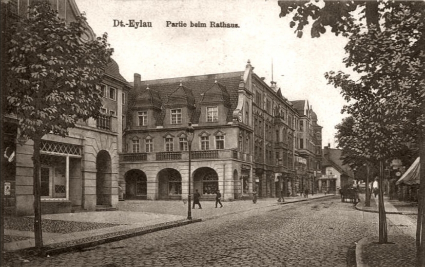 Widok na ratusz miejski w Iławie na archiwalnym zdjęciu.