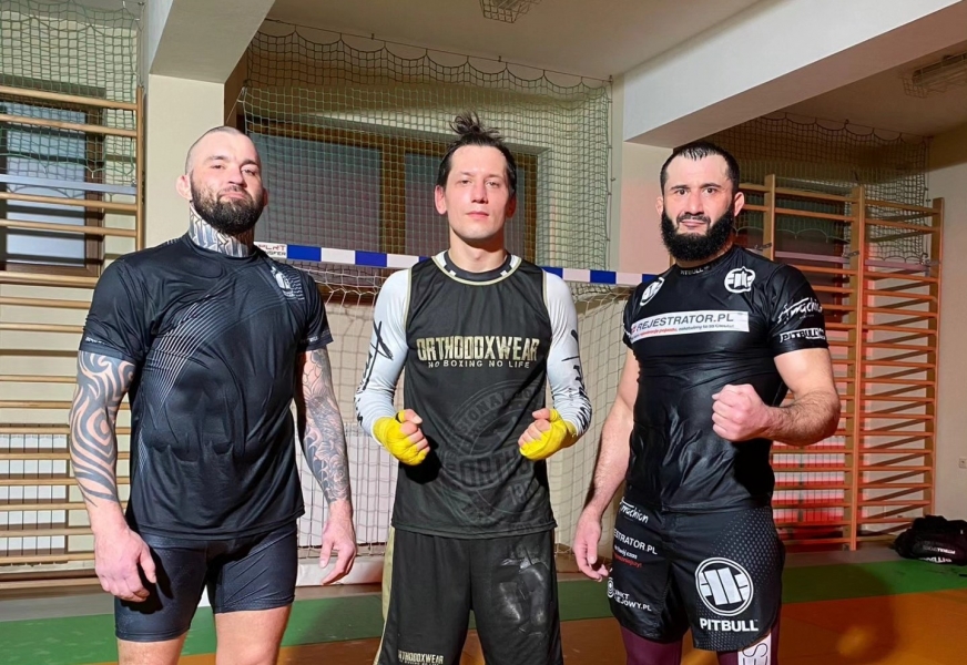 Patryk Duński (Arrachion Iława, w środku) w towarzystwie dwóch legend polskiego MMA, Michała Materli (z lewej) i Mameda Chalidowa (z prawej). Tu podczas obozu treningowego w Zakopanem