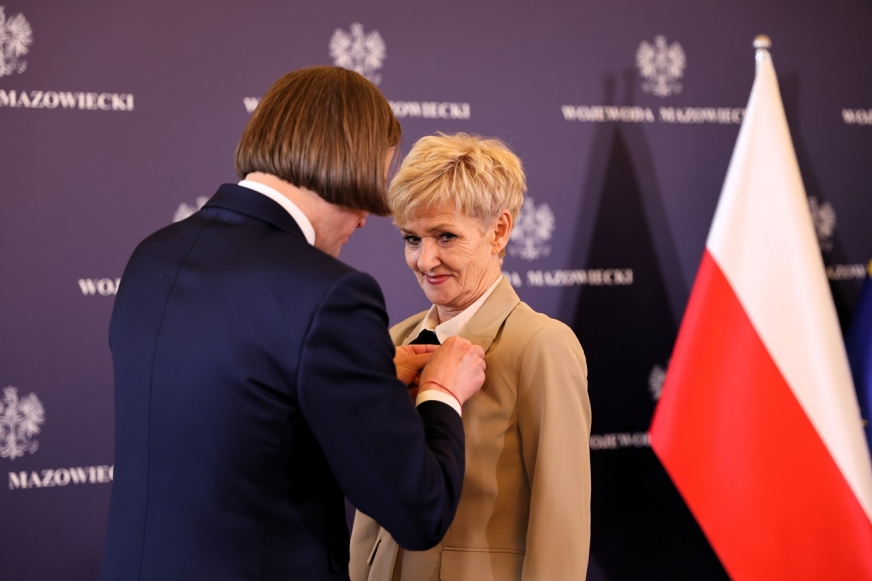Elżbieta Bożejewicz z Iławy odbiera Brązowy Krzyż Zasługi.