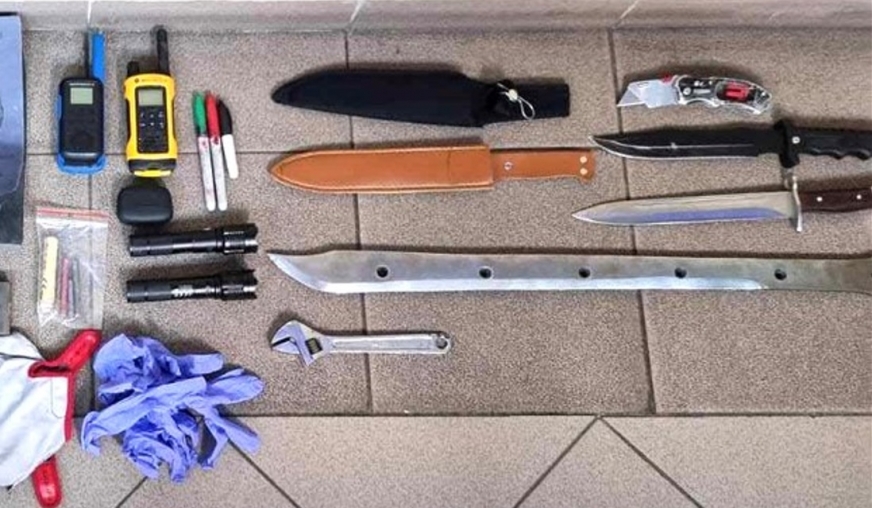 Latarki, klucz francuski, rękawiczki i krótkofalówki, a także... noże i maczety - to przedmioty, które policjanci znaleźli w plecaku u 22-latka.