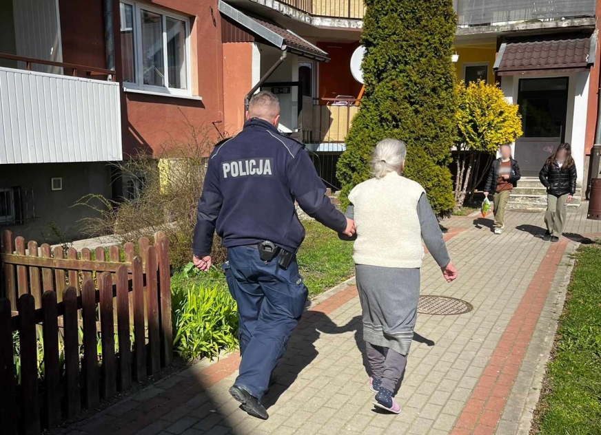 Policjant odprowadzający 86-latkę do domu.