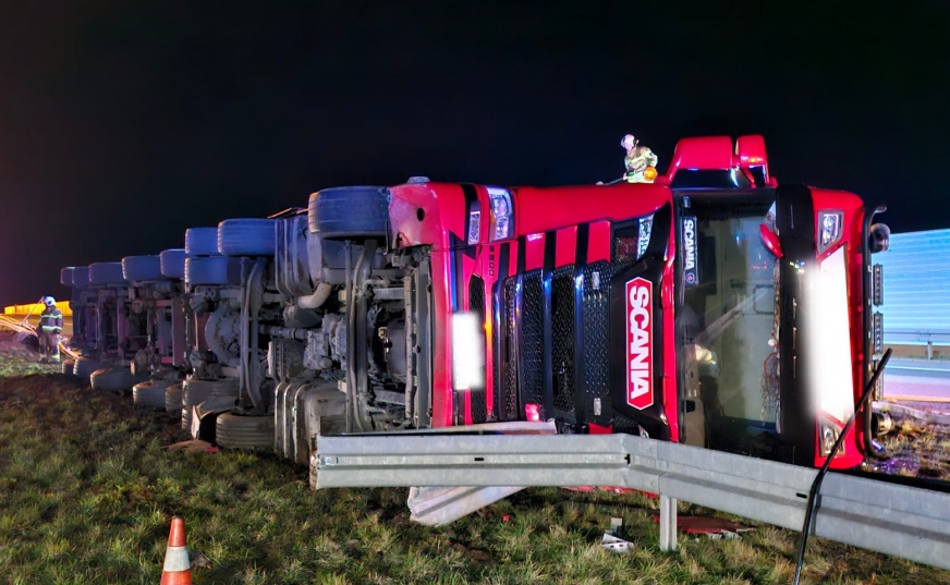 Ciężarowa Scania wpadła na pas zieleni i - taranując około 20 metrów barierek - wywróciła się!