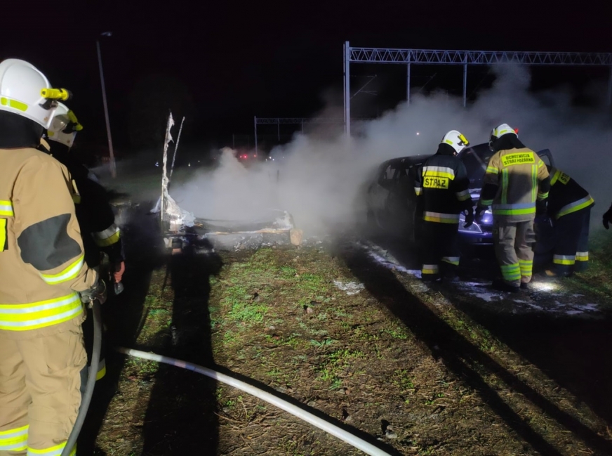 Nocna tragedia rozegrała się w Samborowie między Iławą a Ostródą! Po pożarze przyczepy kempingowej wewnątrz znaleziono ciało mężczyzny.