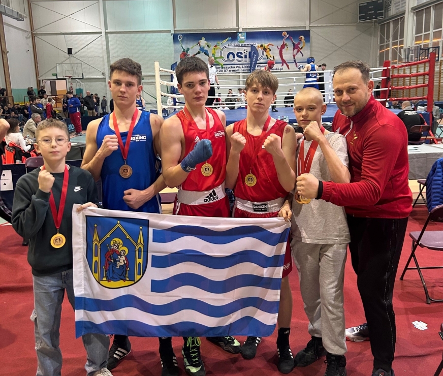 Ekipa Boxing Club Iława na mistrzostwach województwa w Lidzbarku Warm. (na zdjęciu brakuje Mai Dobkiewicz)