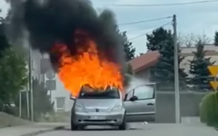 Pożar auta na ulicy Dąbrowskiego w Iławie.