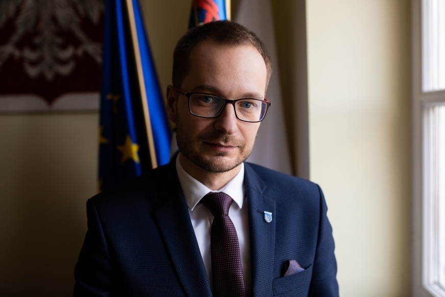 Dawid Kopaczewski pozostaje na stanowisku burmistrza Iławy. Wyborcy w naszym mieście byli bardzo podzieleni; przeważyli zwolennicy urzędującego burmistrza.
