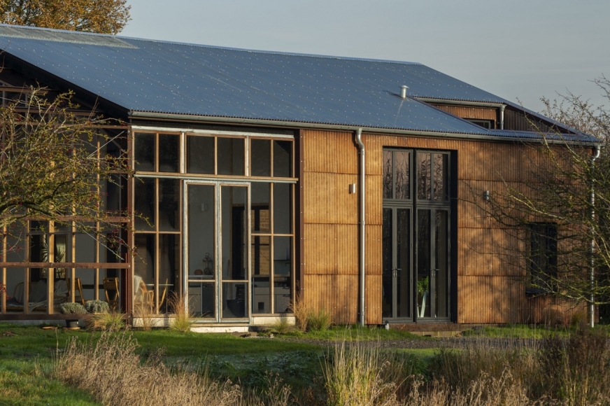 Flat House, Margent Farm, Wielka Brytania – dom z paneli drewniano-konopnych. Zdjęcie: Oskar Proctor/materiały prasowe Practice Architecture.