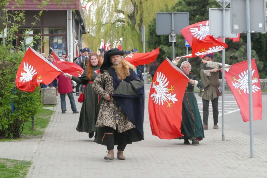 Obchody Święta Narodowego Trzeciego Maja w Iławie na archiwalnym zdjęciu.