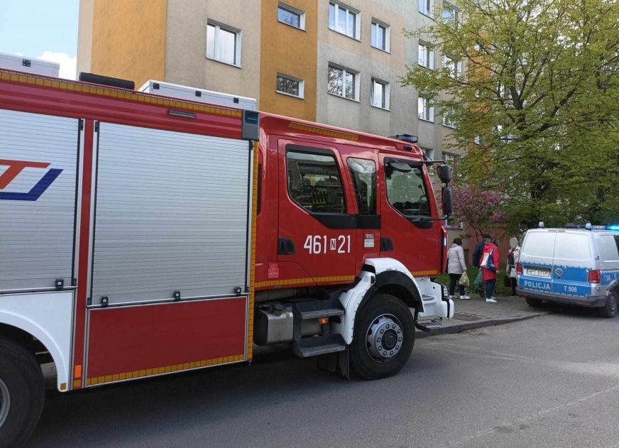 Piątkowa interwencja strażaków i policjantów w jednym z budynków wielorodzinnych na ulicy Smolki - co się tutaj stało?