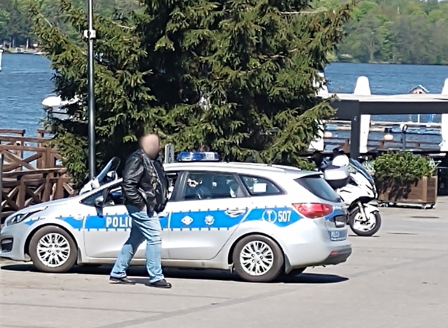 Policjanci na miejscu zdarzenia z udziałem motocykla, do jakiego doszło w Iławie.