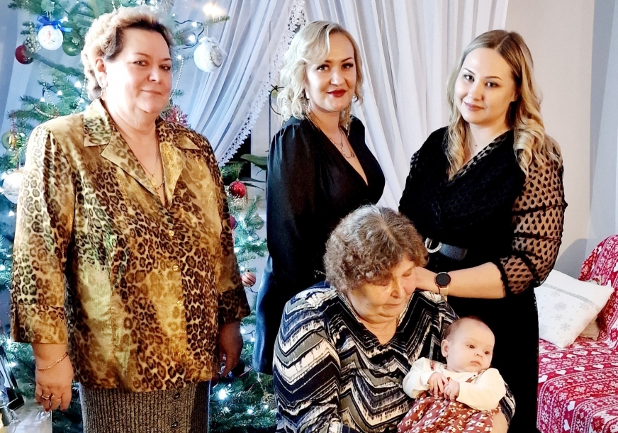 Zgłoszenie nadesłała Pani Milena z Kisielic (na zdjęciu w środku). Na fotografii także jej babcia i wnuczka, a także mama i córka.